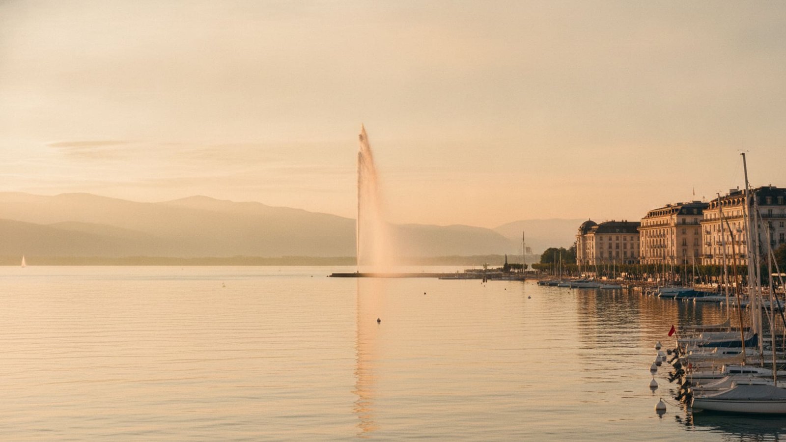 Le Jet d'eau de Genève sur le lac Léman au coucher du soleil